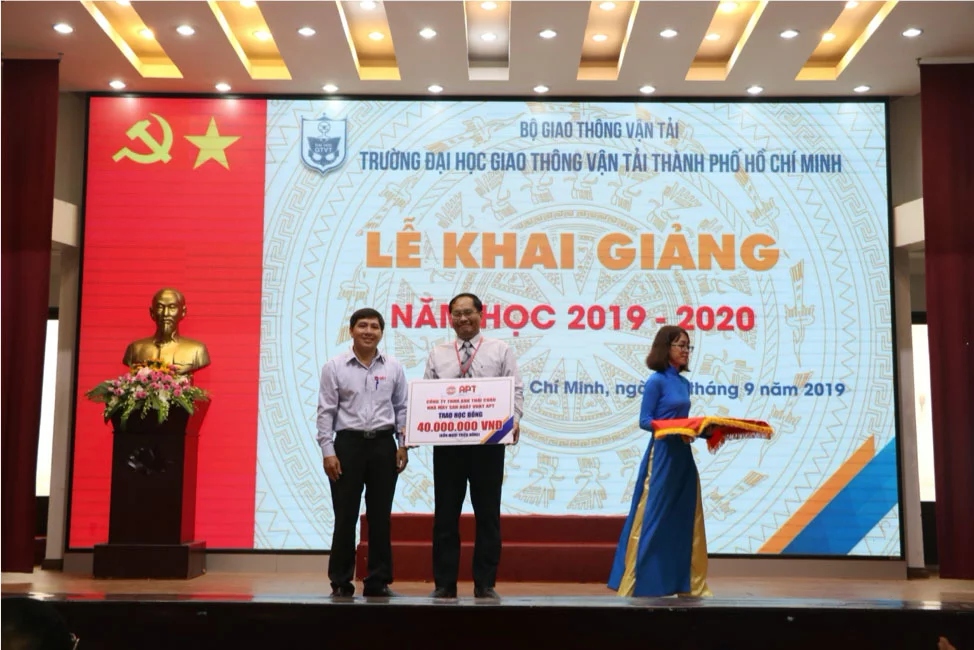 Ông Lê Văn Kiều – Phó Giám Đốc PTTT Đại diện Công Ty Thái Châu trao tặng học bổng cho nhà trường.